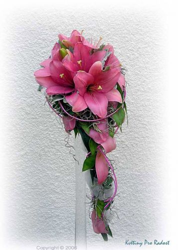 Klasická převislá svatební kytice z růžových Lilií.