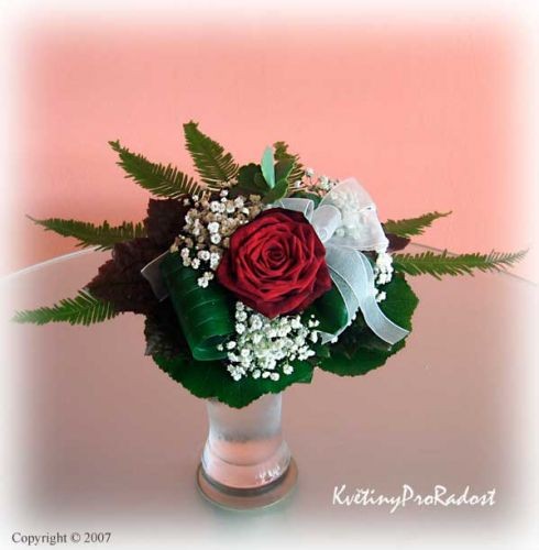 Menší kytička pro maminku vytvořená z růže Grande Prix je doplněná Gypsophilou a zelení.